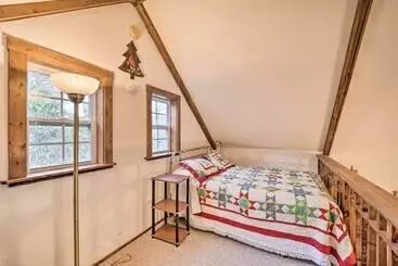 コテージ High Country Newland Cabin W/ Deck + Fire Pit!