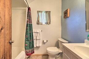 بيت ريفى Lakeside Cabin W/ Beach ~ 14 Mi To Ski Area!