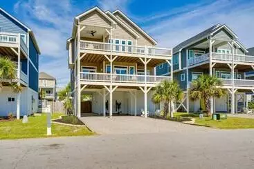 Mökkimajoitus Modern Surf City Beach House W/ Hot Tub!