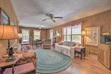 コテージ Secluded Indian River Retreat W/ Fire Pit!