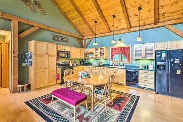 コテージ Slaty Fork Escape W/ Mountain View + Hot Tub!