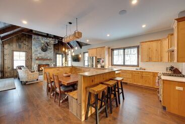 کلبه The Fox House Luxe Lincoln Home W/ Hot Tub