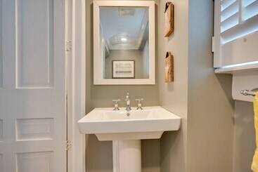 Сельский дом Cool Hollow House Historic Waterfront Retreat!