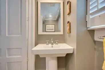 Mökkimajoitus Cool Hollow House Historic Waterfront Retreat!