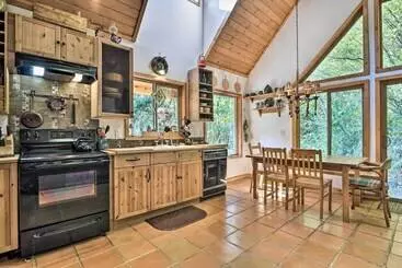 コテージ Cozy Rhododendron Cabin: Hike & Ski Nearby!