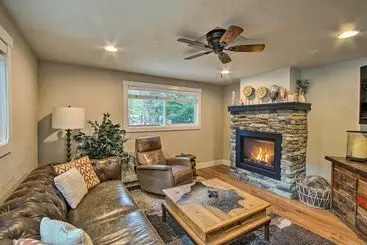 Landhus Cozy Ronald House W/ Backyard & Fire Pit!