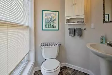 Mökkimajoitus Cozy The Woodshop Cabin W/ Deck & Forest Views!