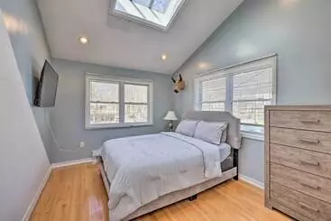 コテージ Cozy Tobyhanna Retreat W/ Hot Tub & Game Room!