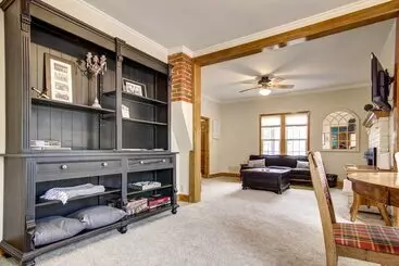 Mökkimajoitus Monument Retreat   Walk To Local Dining & Shopping