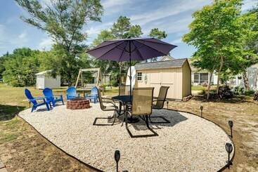 بيت ريفى Oak Island Hideaway Hut ~ 1 Mi To Long Beach!