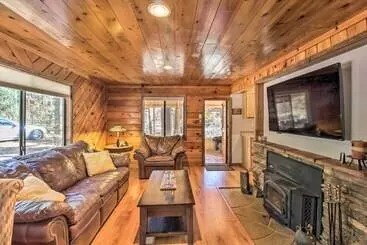 コテージ Deck & Grill: Pet Friendly Lakeside Cabin