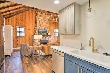 コテージ Renovated & Spacious Cabin W/ Patio & Grounds