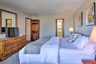 Mökkimajoitus Furnished Deck + Mtn Views: Burnsville Cabin!