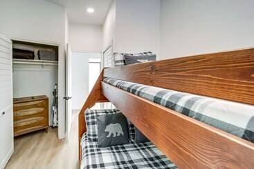 茅舍 Munds Park Cabin W/ Poker Room & Wraparound Deck!