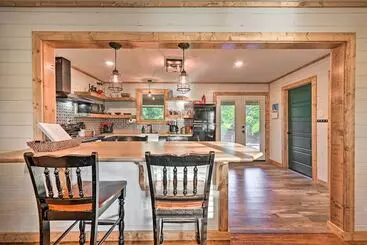 コテージ Charming Eagletown Home W/ Private Hot Tub & Deck!