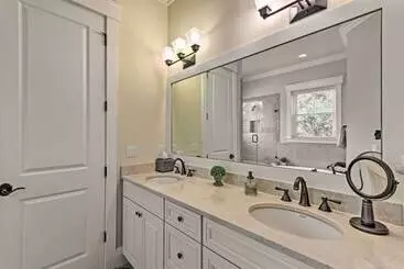 Mökkimajoitus Beach Oasis W/ Pool Access, ~ 1 Mi To Shore!