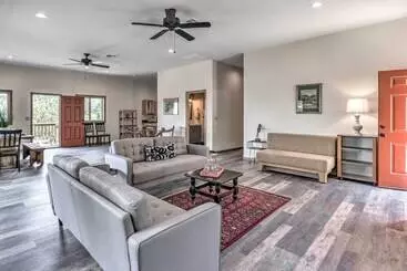 Mökkimajoitus Modern Mtn Home W/ Sports Court, Near Alto Lake!