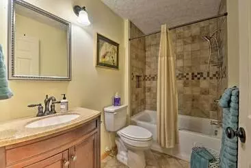 Mökkimajoitus Charming Galax Retreat W/ Wraparound Deck!