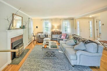 بيت ريفى Charming Lenox Home: View Of October Mountain