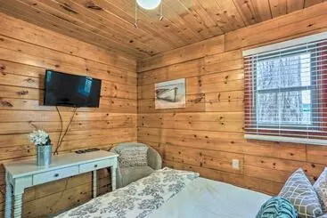 Mökkimajoitus Half Mi To Shaver Lake: Cabin W/ Wraparound Deck