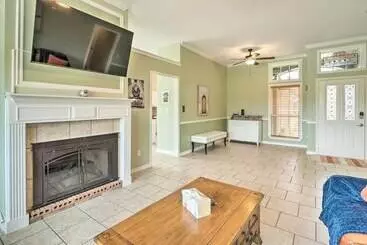 コテージ Gorgeous Hutto Home W/ Hot Tub, Pool, & Fire Pit!