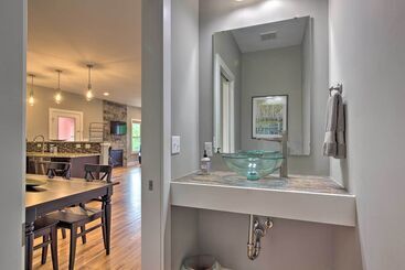 별장 Modern Asheville Greenway Residence W/ 2 Decks!