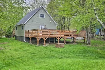 Mökkimajoitus Near Lakes & Resorts: Pet Friendly Long Pond Abode