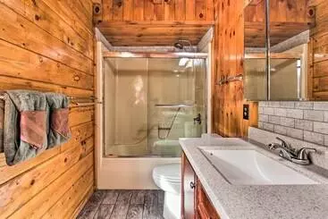 کلبه Rustic Cabin W/ Screened Deck: 8 Mi To Dollywood