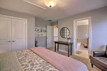 Mökkimajoitus Spacious Wintergreen Resort Home W/ Hot Tub!