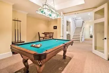 Mökkimajoitus Pool & Mountain Views: Stunning Mill Spring Home!