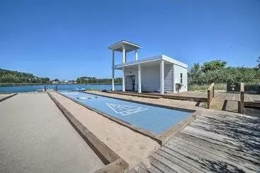 Mökkimajoitus Bright & Airy Home: Chef S Kitchen & Pro Decor!