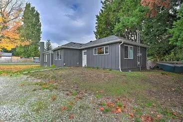 Bright Seattle Cottage W/ Private Backyard Access!