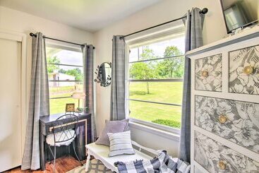 Charming Country Cottage: 5 Mi To Downtown Tulsa!
