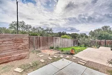 Mökkimajoitus San Antonio Retreat W/ Fireplace + Pool Access!