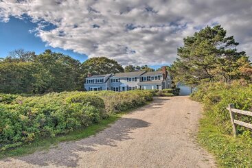 Gîte Rural Expansive Beachfront Retreat W/ Outdoor Shower