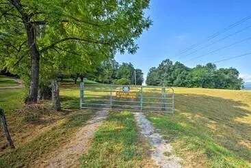 Mökkimajoitus Andrews Cabin W/ Game Room & Covered Porch!