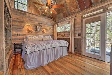 별장 Horse Thief Inn  Cabin Retreat W/ Deck & Hot Tub!