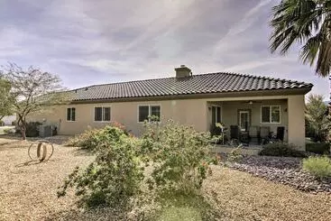 Mökkimajoitus Pool & On Site Golf Course: Modern Indio Retreat