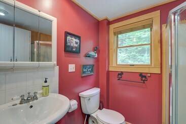 קוטג'' Lakefront Maine Retreat W/ Deck, Dock & Fire Pit!