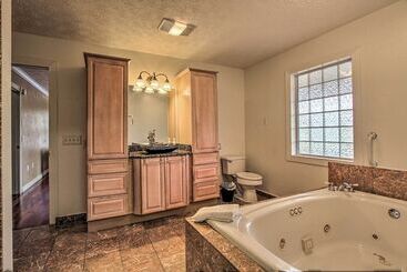 별장 Luxe Cabin W/ Covered Pool + Smoky Mountain Vistas