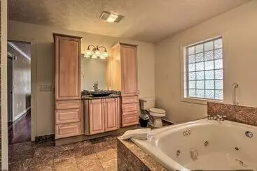 Mökkimajoitus Luxe Cabin W/ Covered Pool + Smoky Mountain Vistas