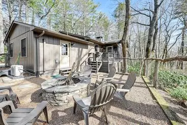 Luxury Highlands Cottage W/ Deck + Fireplace!