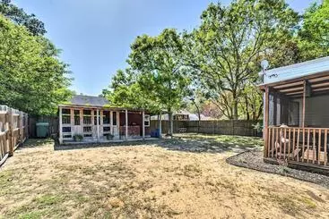 Mökkimajoitus Oak Island Home W/ Fenced Yard, Walk To Long Beach