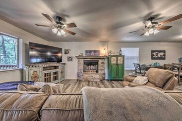 کلبه Pet Friendly Ruidoso Home W/ Deck & Forest Views!