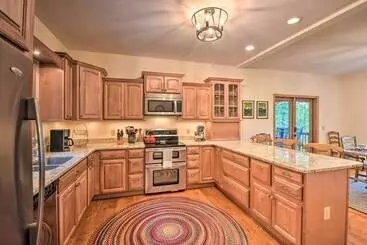 コテージ Quiet Riverfront Escape With Deck & Fly Fishing!