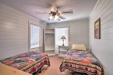 Mökkimajoitus Remote Retreat: Cozy Home W/ Big Pine Lake Access!