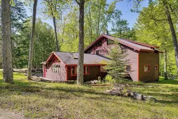 Mökkimajoitus Saranac Lake Cabin W/ Deck: Pets Welcome!