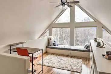 Mökkimajoitus Alaskan Mountain Gem With Private Hot Tub & Gym!