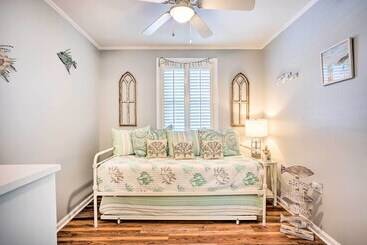 کلبه Beachy Isle Of Palms Home: 1 Block To Coast!