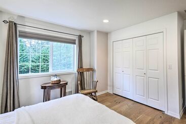 Central 4 Acre Cottage W/ Deck: Walk To Bay!